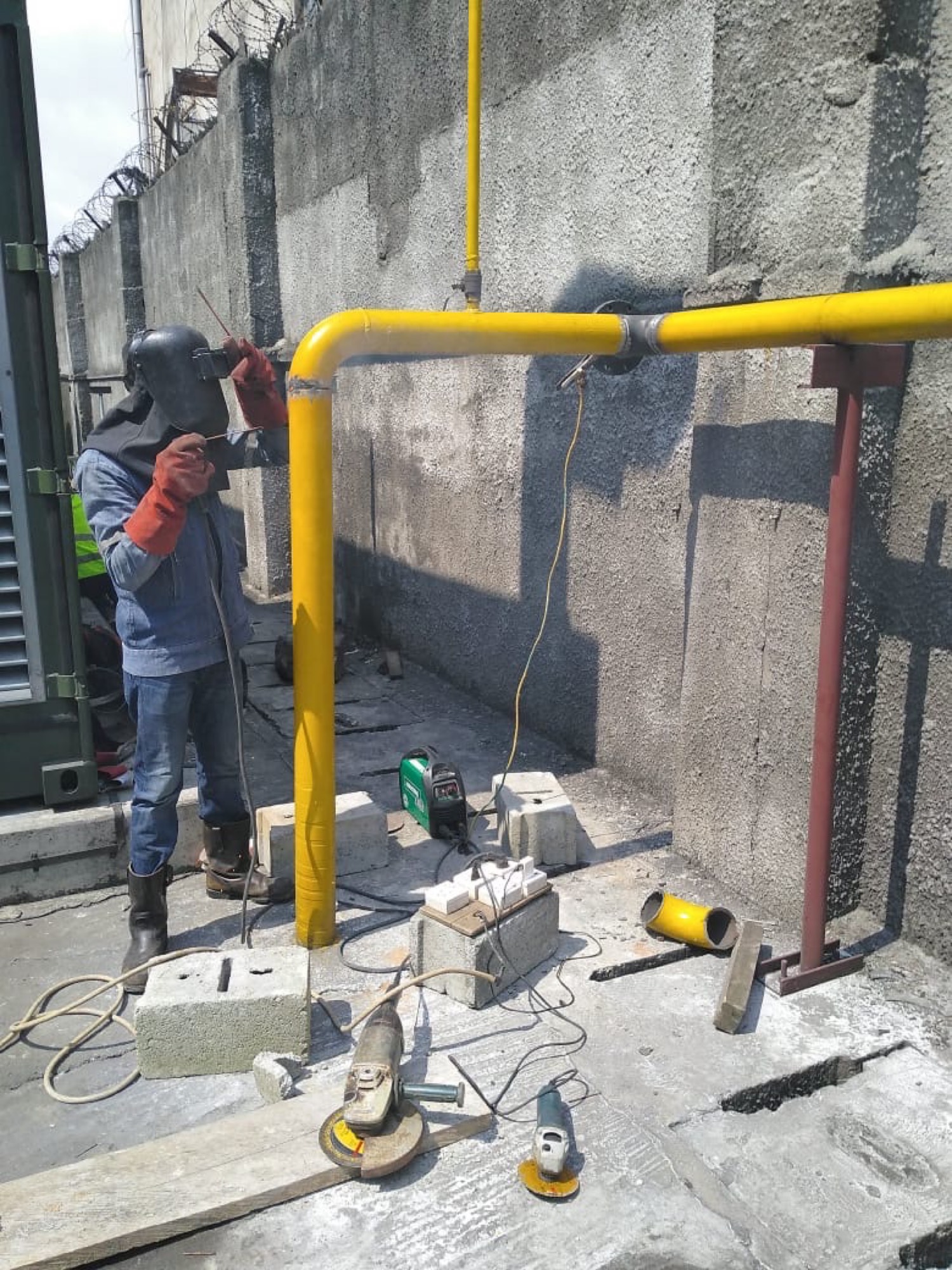 Yellow gas line welding