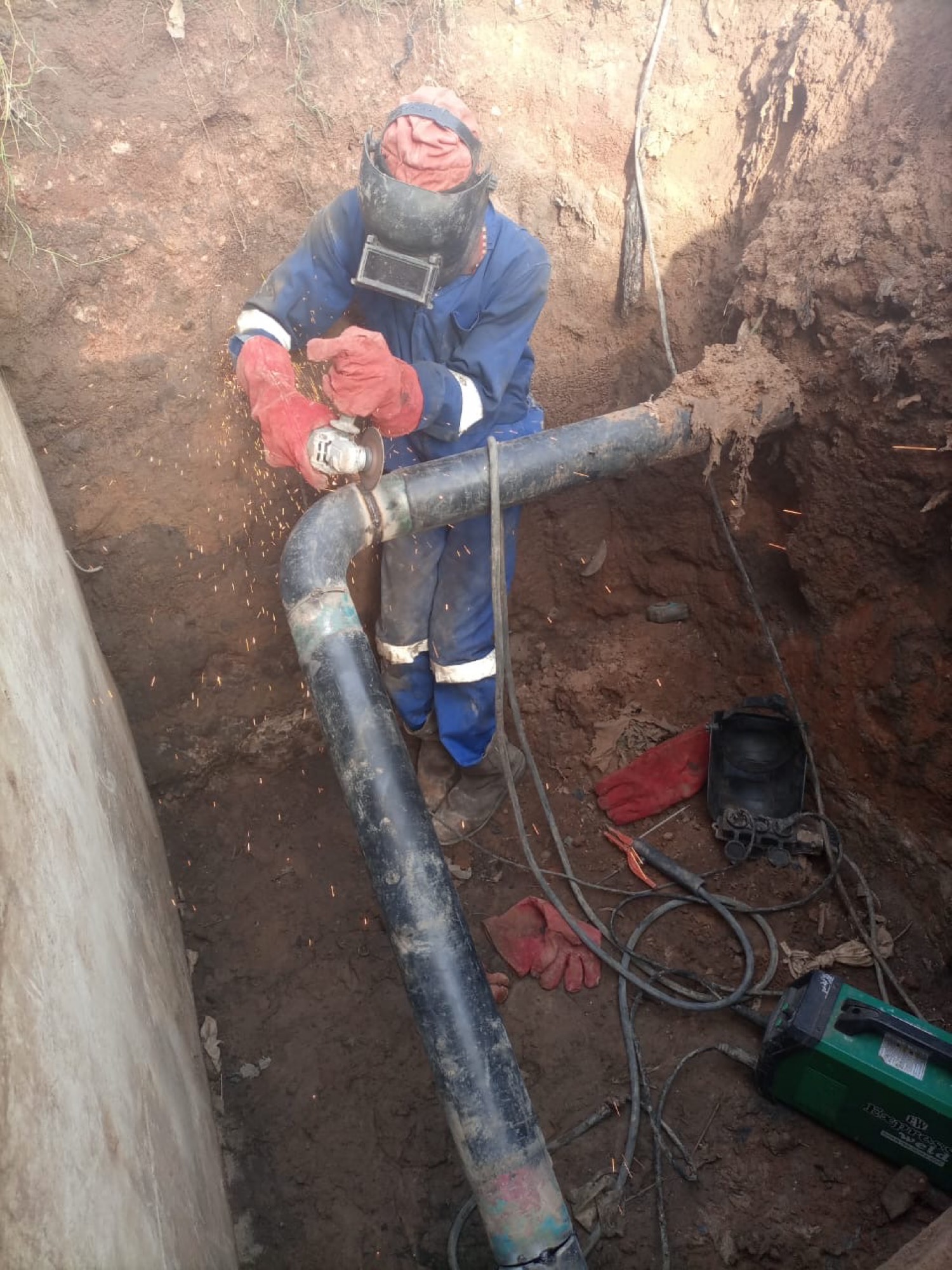 Grinding pipe joint in deep trench
