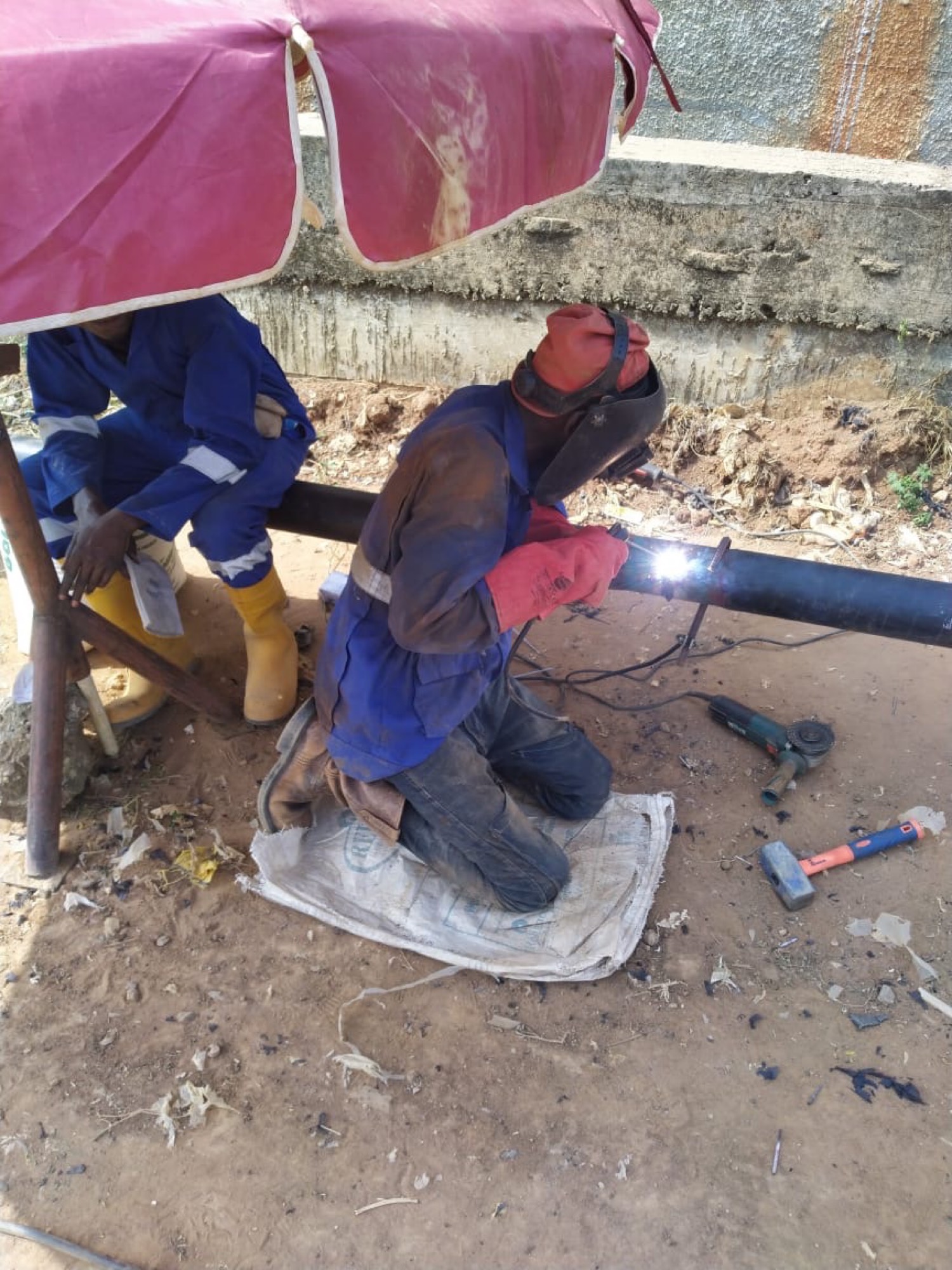 Kneeling weld under umbrella