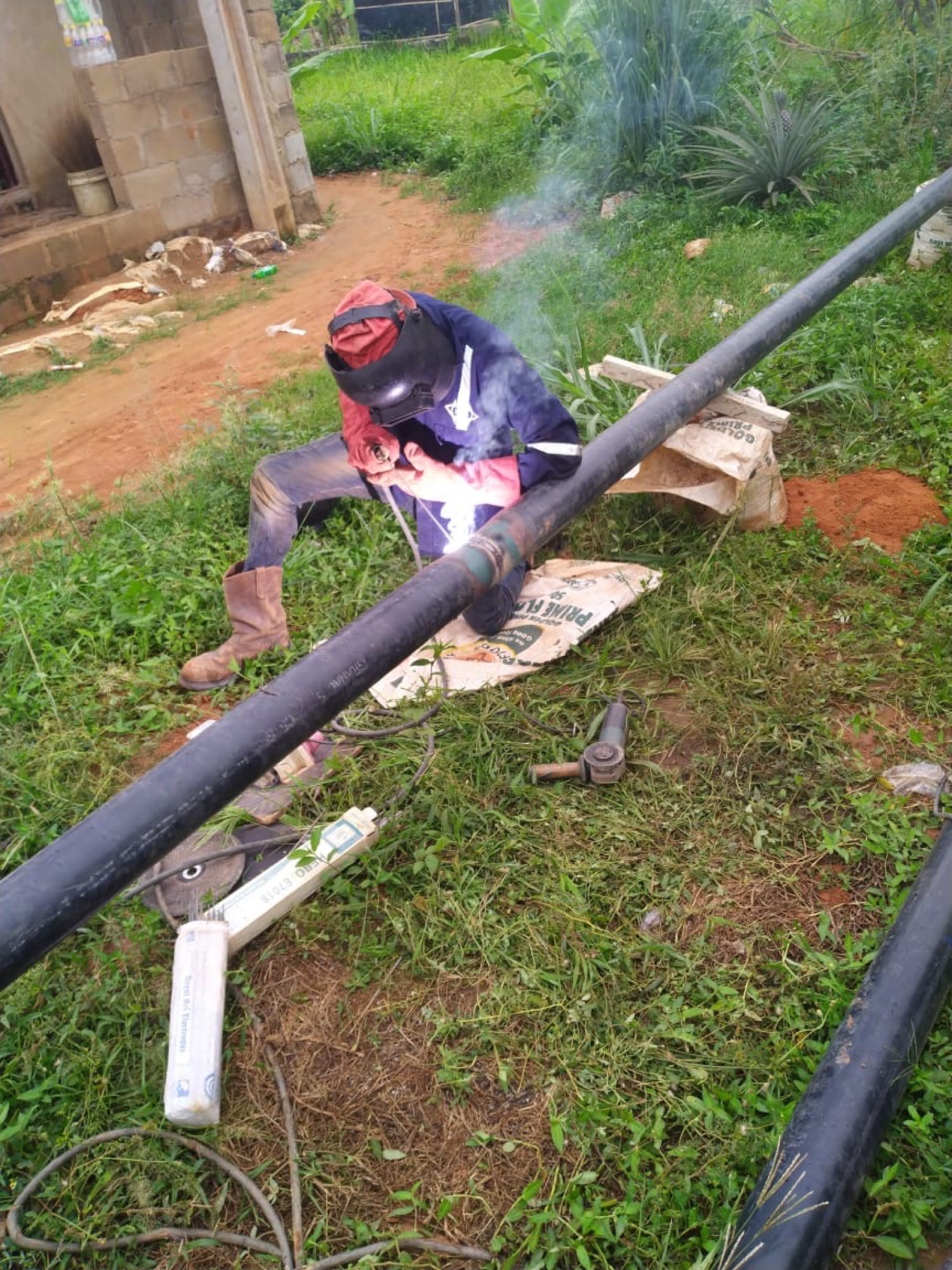 Kneeling weld with smoke